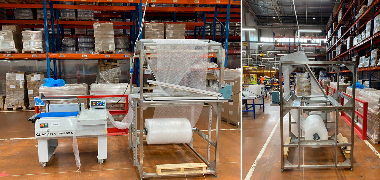 Работники в процессе упаковки товара в пленку на оборудовании